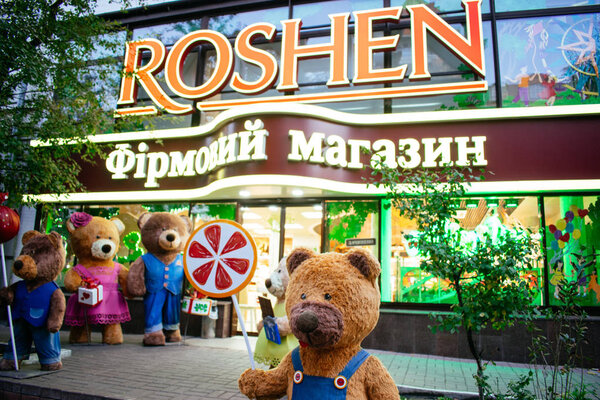 Милые медведи возле витрины кондитерской марки Roshen. Магазин Кондитерской Корпорации Roshen в Киеве, Украина
.