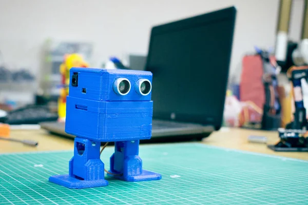 Tryckt Rolig Dancing Blue Robot Bakgrunden Enheter Och Laptop Robot — Stockfoto