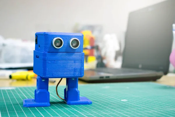Tryckt Rolig Dancing Blue Robot Bakgrunden Enheter Och Laptop Robot — Stockfoto