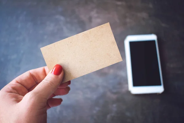 Visitenkarten Attrappe Frauen Halten Eine Leere Visitenkarte Aus Recyclingpapier Auf — Stockfoto