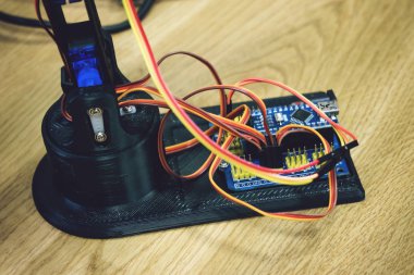 teller ve Denetim Kurulu ile 3D yazdırılan robot kol. Plastik manipülatör, robot el makine üç boyutlu yazıcıda yazdırılan aracı. DIY Robot, mühendislik, bilim, teknoloji, bilgisayar kodu