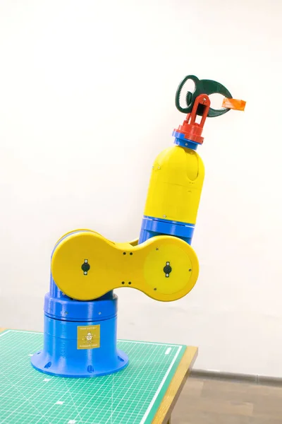 Bedruckte Roboterklemme Arm Halter Kunststoff Manipulator Roboterhandwerkzeug Das Auf Einem — Stockfoto