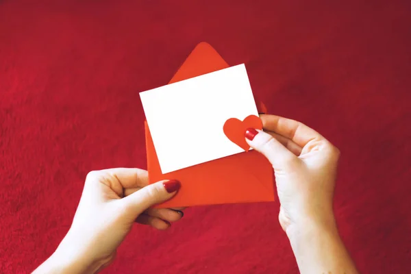 Valentinstag Grußkarte Attrappe Mit Kopierplatz Frauenhand Mit Leerer Weißer Karte — Stockfoto