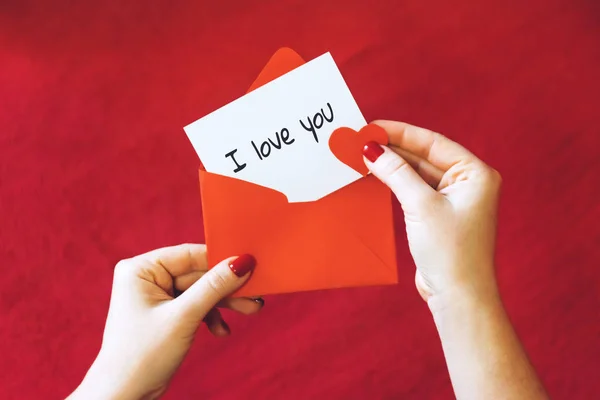 Valentinstag Karten Ideen Grußkarte Mit Rotem Umschlag Frauenhänden Weibliche Hand — Stockfoto