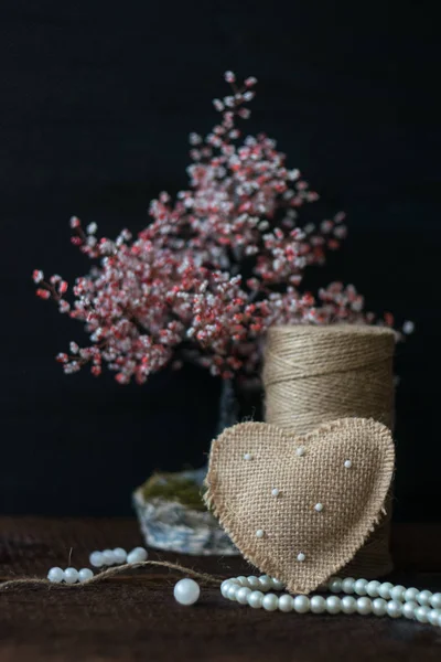 발렌타인 소박한 스타일 인사말 로프코일 어두운 배경에 나무가 핸드메이드 로맨스 — 스톡 사진