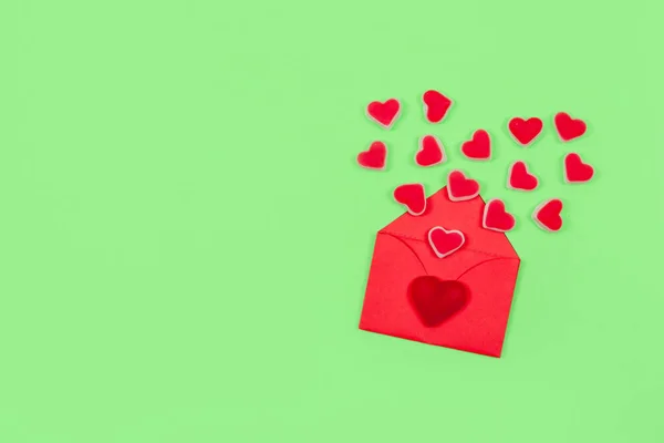 Valentinstag Pastell Minimalen Kreativen Hintergrund Text Liebe Ist Roter Umschlag — Stockfoto