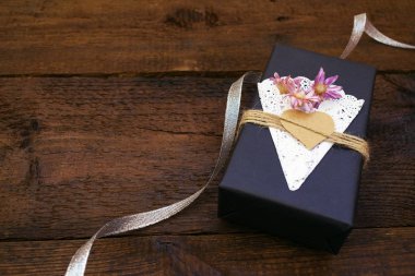 Sevgililer günü, Doğum günü Craft hediye kutusu dekor siyah kağıt hediye kutusu kalp, dantel peçete, jüt halat ahşap arka plan üzerinde. Aşk, aşk, el yapımı kavramı