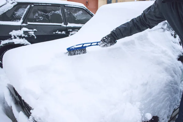 Mannen Rengöring Bil Från Snö Och Med Borste Och Skrapa — Stockfoto