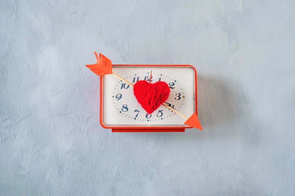 Valentinstag Minimalen Hintergrund Roter Faden Herz Quadratische Uhr Und Amors — Stockfoto