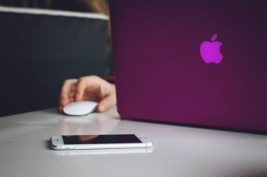Modern macbook, iphone, dizüstü bilgisayar üzerinde çalışan adam elleri.