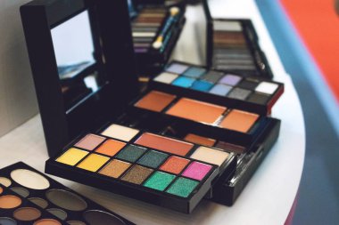 Profesyonel makyaj seti. Parlak renk göz farı soluk