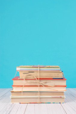 Bir yığın kitap ve pembe kalp. Jüt kurdeleli kitaplar gif olarak eğilir