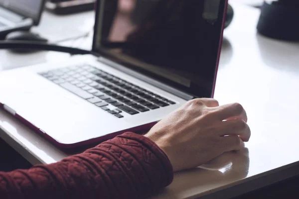 Männerhände arbeiten an modernen Laptops. Entwicklung von Programmen und C — Stockfoto