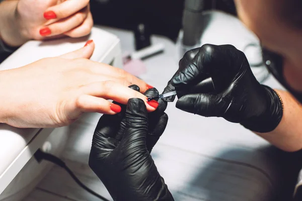 Manicure specialista in guanti neri si preoccupa unghie mani. Uomo. — Foto Stock