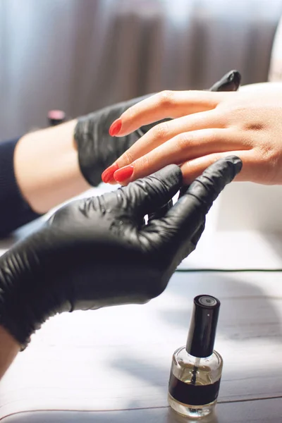 Manicure specialista in guanti neri si preoccupa unghie mani. Uomo. — Foto Stock