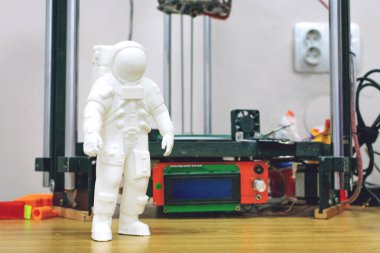 3D yazdırılmış astronot, c