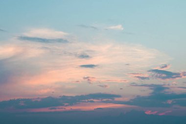 Pembe turuncu ve koyu bulutlu güzel gün batımı gökyüzü. s