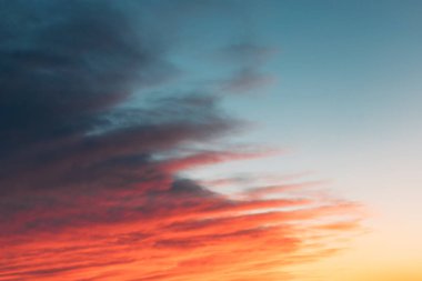 Pembe turuncu ve koyu bulutlu güzel gün batımı gökyüzü. s