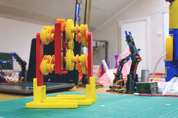 3d utskriftsväxlar gående mekanism. 3d tryckt plast robot — Stockfoto