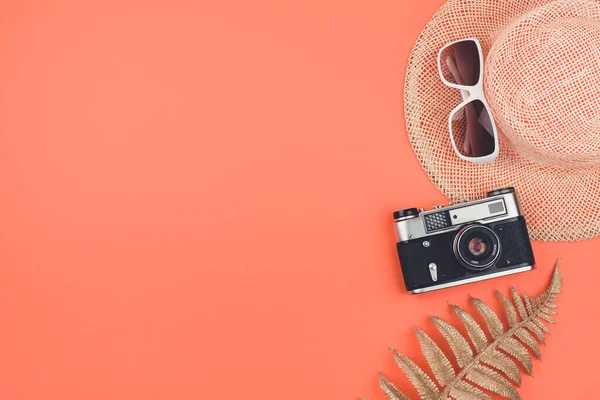 Mercan zemin üzerinde fotokopi alanı olan düz bir yaz yatağı. Eski Retro D