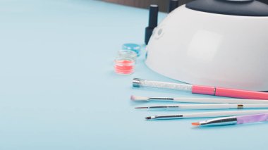 Manikür, mavi arka planda tırnak tasarımı. Profesyonel L