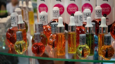 farklı renkte cam bo