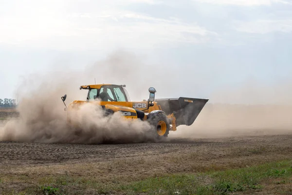 2019年4月20日：乌克兰Kropivnitskiy: The Jcb bucket loader in — 图库照片