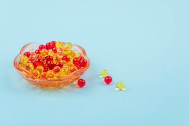 Sarı ve kırmızı vitamin A, E, D, omega 3, morina ciğeri, balık, akşam