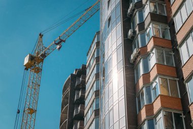 İnşaat ve inşaat halindeki vinç maviye karşı 