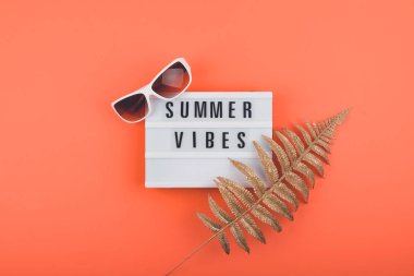 Yaz tatilleri düz uzanıyordu. B ışığı üzerine yaz titreşimleri yazılıydı.