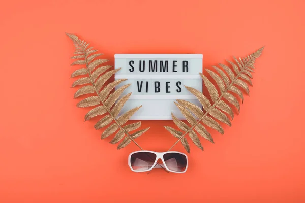 Letni wyjazd wakacje płaskie leżały z Summer wibracje tekst na świetle b — Zdjęcie stockowe