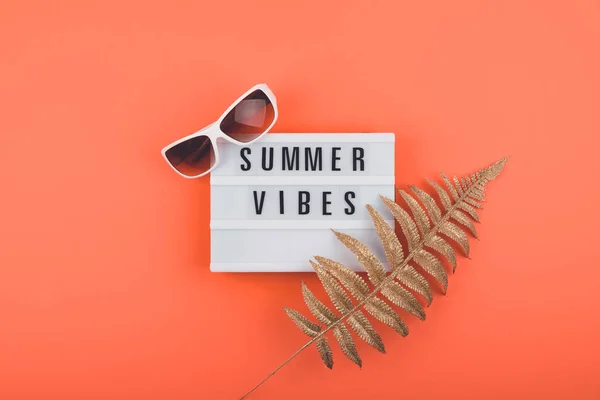 Letni wyjazd wakacje płaskie leżały z Summer wibracje tekst na świetle b — Zdjęcie stockowe