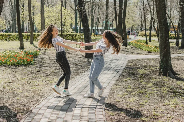 Día de la amistad. Estilo de vida imagen de las mejores amigas en la primavera s —  Fotos de Stock