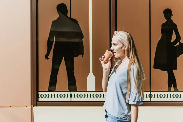 Estilo de vida al aire libre de la moda retrato de la chica de moda joven comer i —  Fotos de Stock