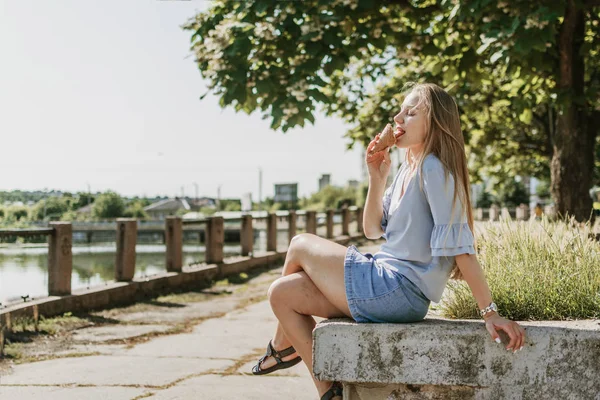 Verano ciudad estilo de vida chica retrato. Mujer joven con estilo con ic —  Fotos de Stock