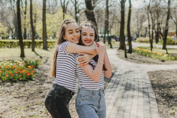 Il giorno dell'amicizia. Immagine di stile di vita delle migliori ragazze amiche in primavera s — Foto Stock