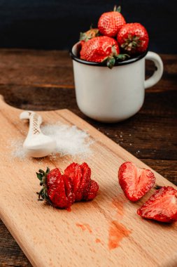Meyve kurutma makinesi rafı için kırmızı dilimlenmiş çilek. Taze saman