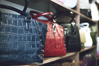 Moda modası: Yılan derisi piton baskı el çantaları.