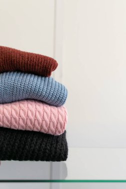 Sonbahar moda trendleri. Samimi örülmüş süveter yığını