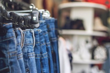 Perakende dükkanında yeni kot pantolon, mağaza. Sonbahar moda trendleri. Fas