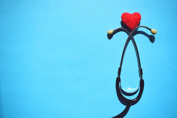 Stethoskopkopf und rotes Herz auf blauem Hintergrund. Herz — Stockfoto