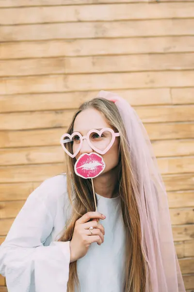 Glad tjej brud med brudslöja ha kul, möhippa, svensexa — Stockfoto