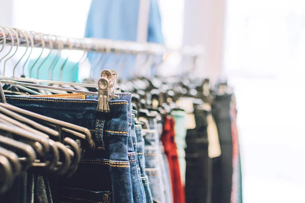 Красочная тенденция женские платья, брюки на вешалках в розничном магазине , — стоковое фото