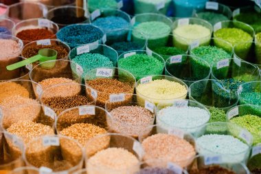 Renkli cam boncuk desenli. Boncuklar. Renk boncuklarının çeşitliliği