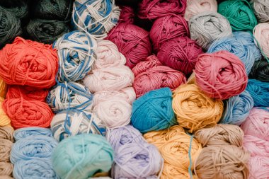 Dükkanda farklı renkte iplik topları var. Çok renkli İplik