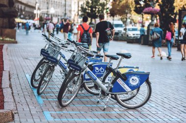 Birçok mavi bisiklet Kiev caddesindeki park yerinde Nextbike 'u paylaştı. Bisiklet 