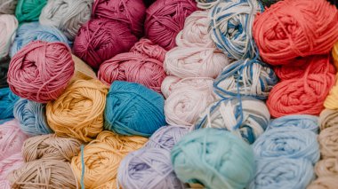 Dükkanda farklı renkte iplik topları var. Çok renkli İplik