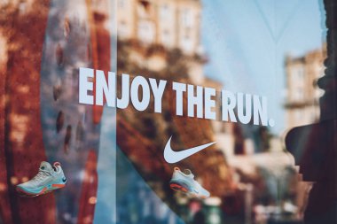 Şehir caddesinde Nike logosu levhası var. Nike logosu imzası s