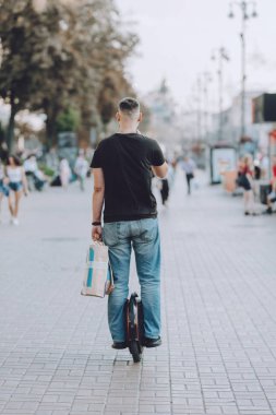 Tekerlekli sandalyedeki adam, elektrikli scooter, scooter, bisiklete binen