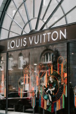 Louis Vuitton butiği. Louis Vuitt 'in işaret levhası.